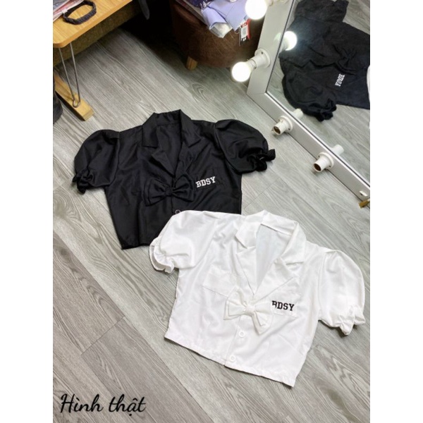 Áo croptop cổ vest  tay ngắn thêu chữ phối nơ xinh xắn