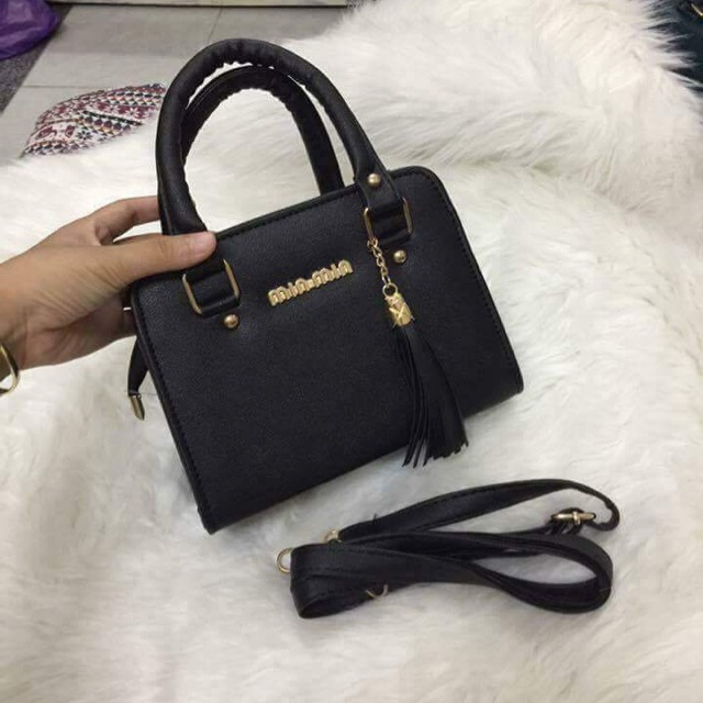 Miu râu nhỏ xinh vừa xách tay lại có dây đeo chéo xinh yêu hết nấc hàng đẹp không dườm dà ko hoa hoè rất sang rất yêu ạ.