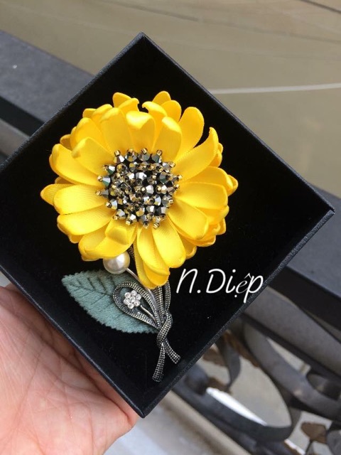 Hoa cài áo đính đá phalê cao cấp