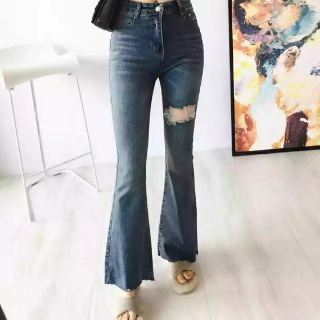 Quần jeans ống loe rách đùi