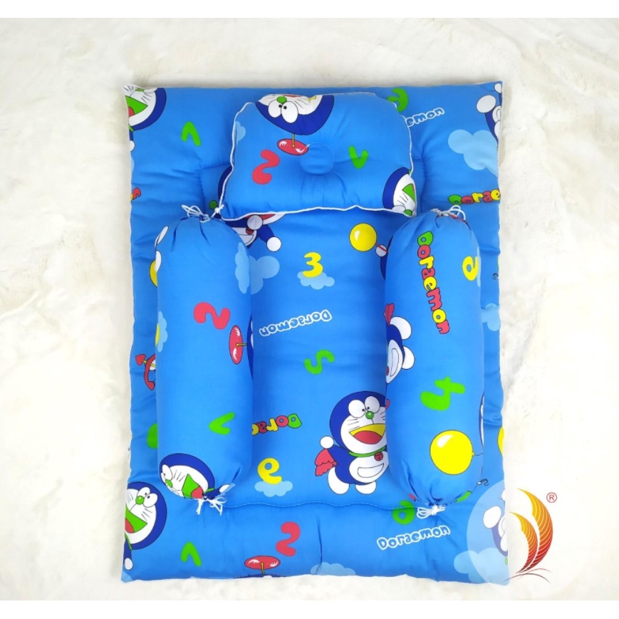 Bộ nệm gối sơ sinh cotton Kim Home bao gồm 1 nệm, 1 gối lõm và 2 gối ôm nhỏ cho bé.