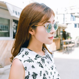 Kính râm gọng vuông thời trang.