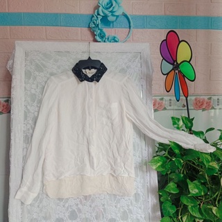 Áo sơ mi trắng cổ đen rất xinh hàng 2hand size L