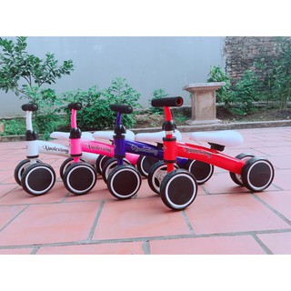 Xe chòi chân giúp bé giữ cân bằng