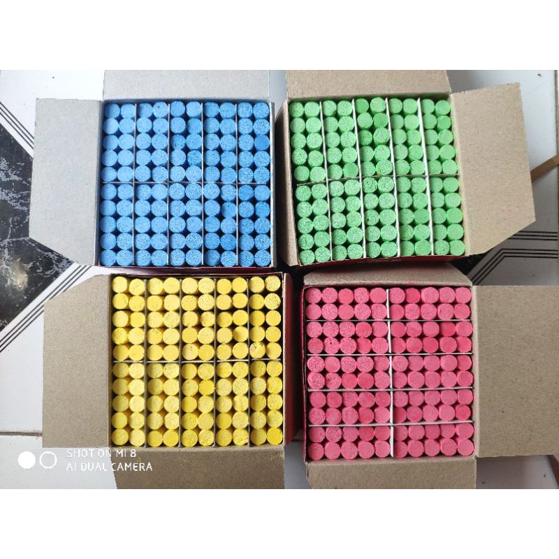 Phấn viết bảng ít bụi hộp nguyên màu như hình .hộp 100 viên