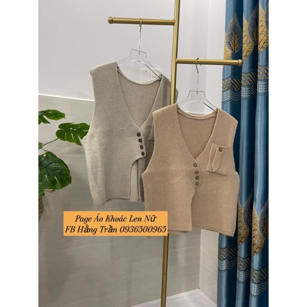 Áo khoác len ghile dáng ngắn phối nút túi cá tính.