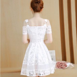 Đầm ren xòe