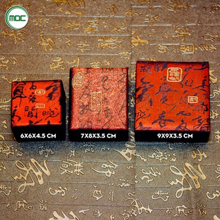 Mộc_Hộp gấm đỏ đựng chuỗi vòng tay sang trọng (9x9)