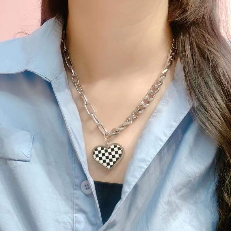 Dây Chuyền Mặt Hình Bàn Cờ Trắng Đen Thời Trang