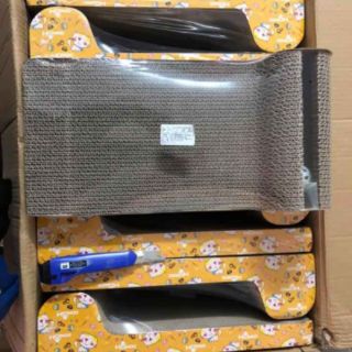 Bàn cào móng có khe bóng đồ chơi
