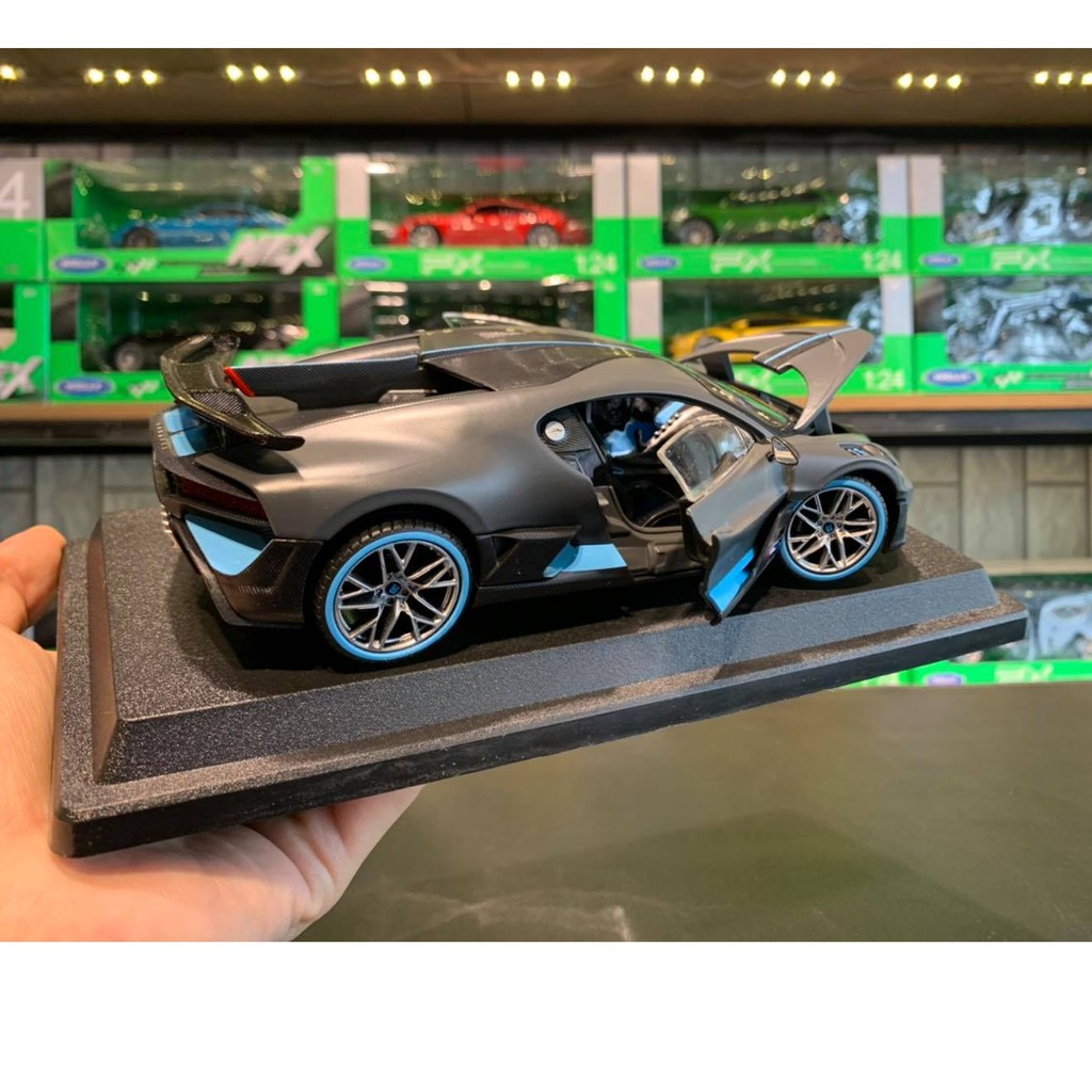 Xe mô hình sắt siêu xe Bugatti Divo tỉ lệ 1:24 hãng Maisto màu đen xanh