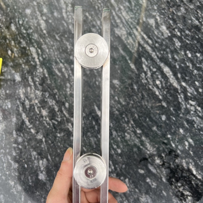 Trụ cầu thang kính bắt cạnh inox sus 304