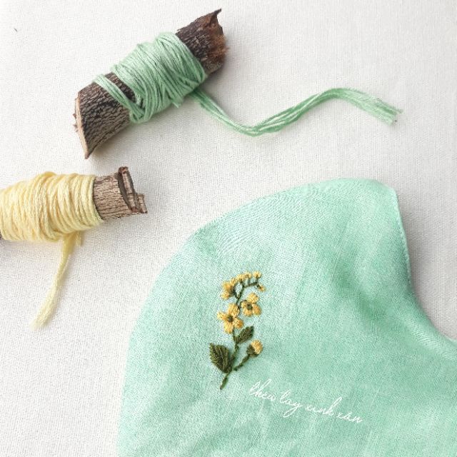 Khẩu trang linen thêu hoa dại 🌼 | BigBuy360 - bigbuy360.vn