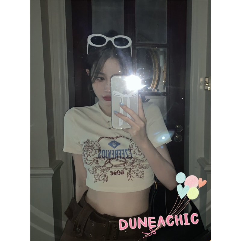 DUNEA Áo Thun Nữ Ngắn Tay Cổ Tròn In Chữ Phối Khóa Cài Trẻ Trung Năng Động