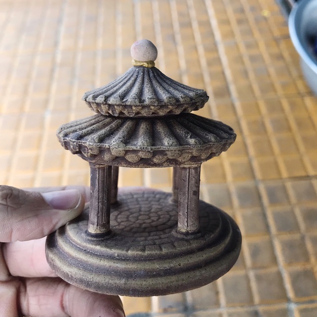 NHÀ NGHỈ TRANG TRÍ HỒ CÁ NON BỘ DÀI 8CM CAO 8CM