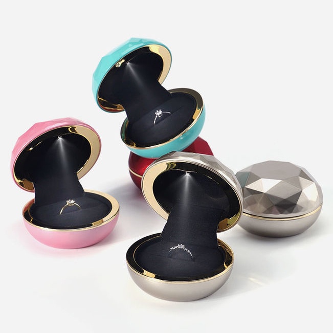 Hộp Đựng Nhẫn Hình Tròn Viền Vàng Có Đèn LED Độc Đáo