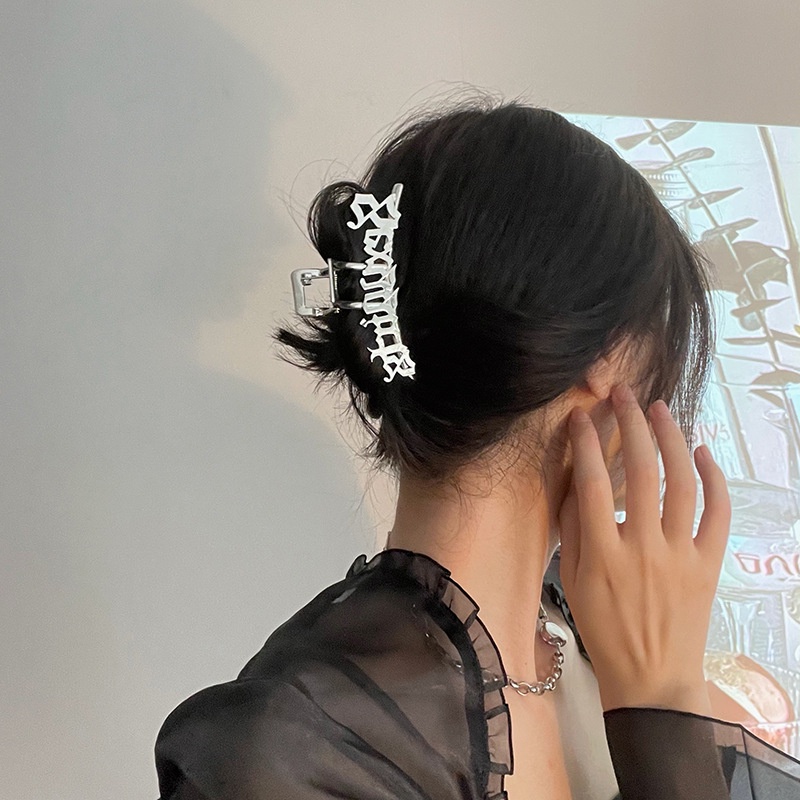 Kẹp tóc càng cua thiết kế chữ cái màu bạc mẫu 2021 thời trang dành cho nữ