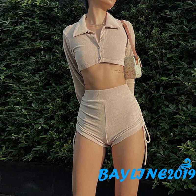 Bộ đồ hai mảnh gồm áo cổ gài nút dài tay và quần đùi cạp cao có dây rút xếp nếp mặc thường ngày cho nữ