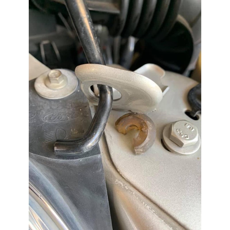 Cao su chống nắp capo xe ford transit . Tặng miễn phí khi mua khoá trục cát đăng và chống bung ống dầu