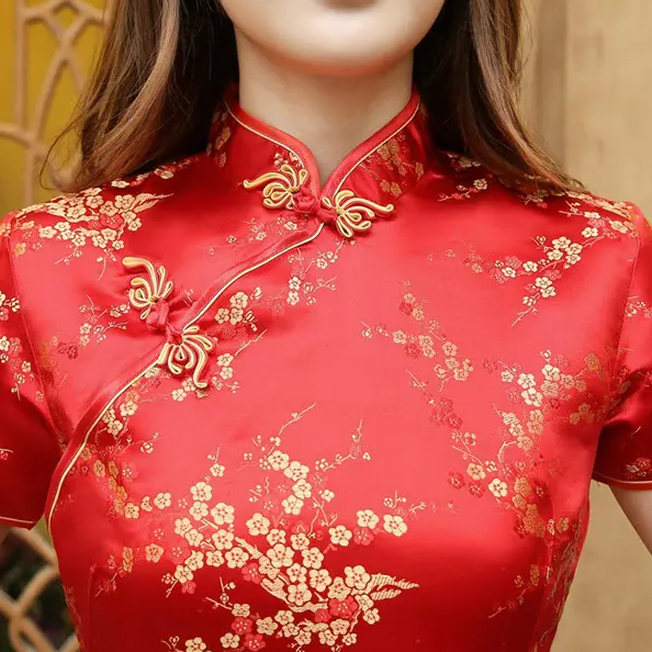 Sườn Xám Xẻ Gấm Hoa Đỏ Tay Ngắn
