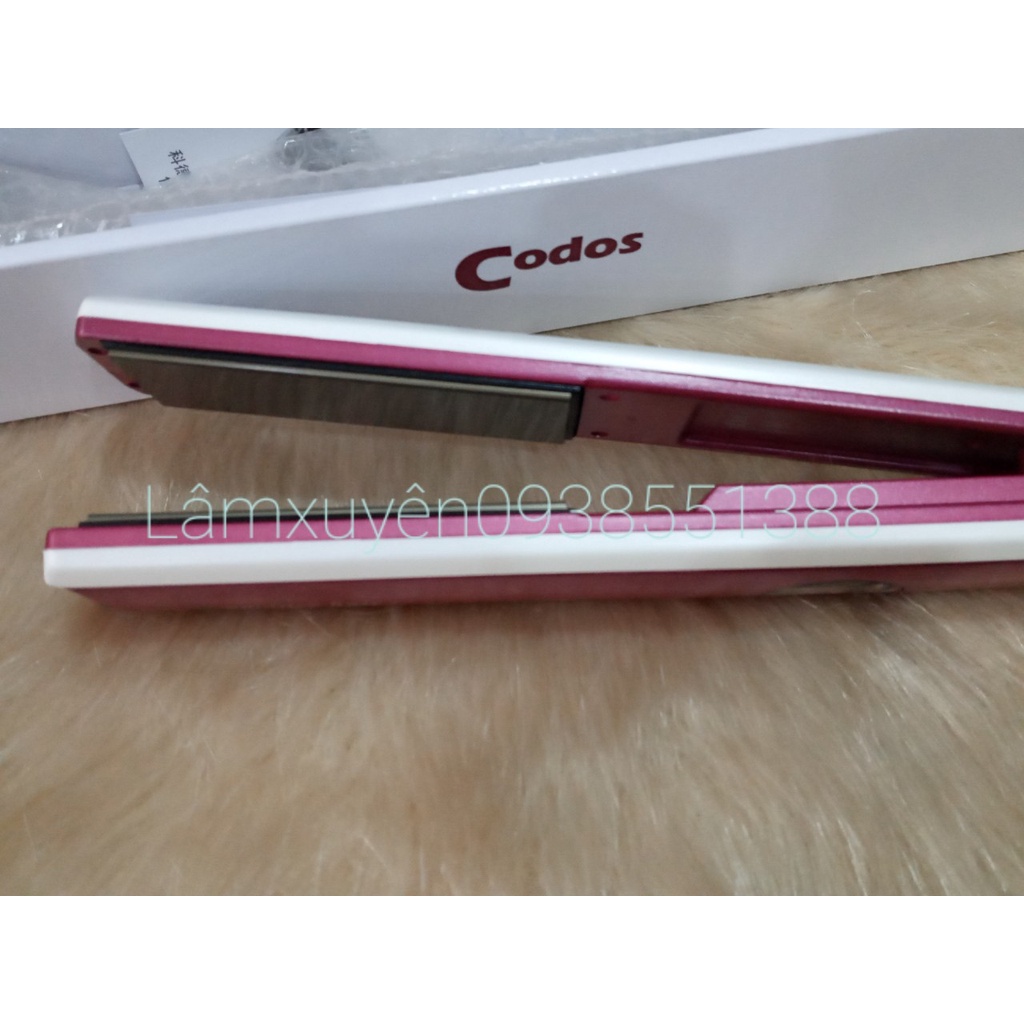 Máy kẹp Codos CHI 2300 (màu ngẫu nhiên ) ép duỗi tóc thẳng ,mềm bóng đẹp với chất liệu thép titan giúp khép vảy tóc.