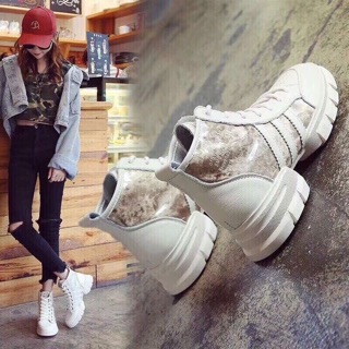 Giày sneaker