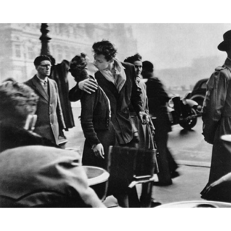 Bức ảnh nghệ thuật Kiss By The Town Hall Paris France 1950 Robert Doisneau