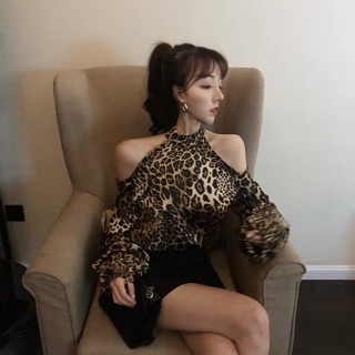 ÁO KHOÉT VAI CỔ YẾM