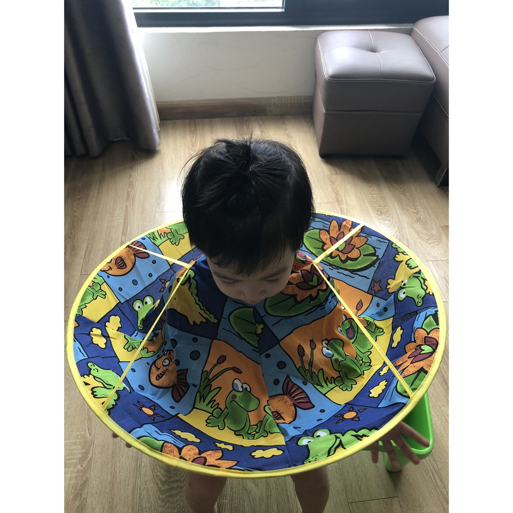 Áo choàng cắt tóc cho bé có thể gấp gọn giúp không dính tóc lên người