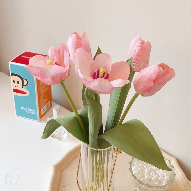 Bó hoa tulip nhân tạo tinh xảo dùng trang trí tiệc cưới đa năng