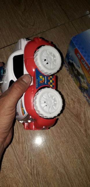 Chiếc xe mô hình Police bằng nhựa có nhạc và đèn led tặng kèm pin