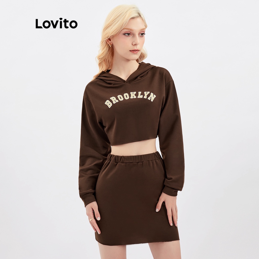 Set Lovito gồm áo hoodie croptop in chữ và chân váy phong cách thường ngày L30AD015 (màu nâu)