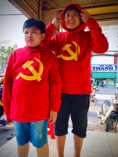 Áo hoodie búa liềm