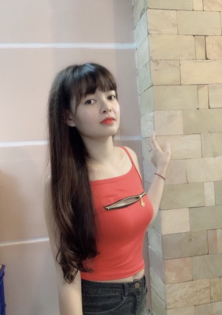 Áo thun kiểu hai dây phối dây kéo ở ngực, có thể kéo kín hoặc hở tùy ý