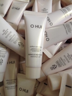 Sữa rửa mặt OHUI Miracle Moisture Cleansing Foam