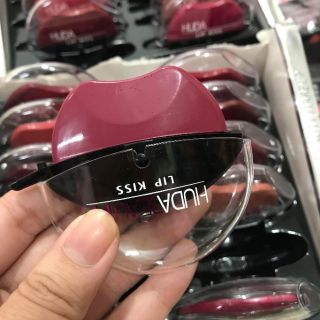 Son bặm môi HUDA LIP KISS