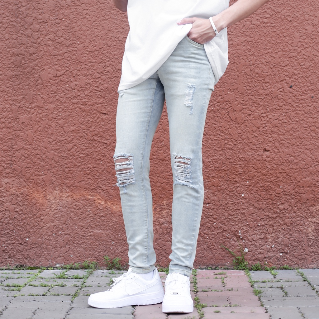 Quần Skinny Jeans Nam-Màu Xanh Nhạt-Rách Ngang Gối-Chất Liệu Cotton Co Giãn-Ống Đứng Dáng-Ống Ôm Chân Chuẩn Skinny