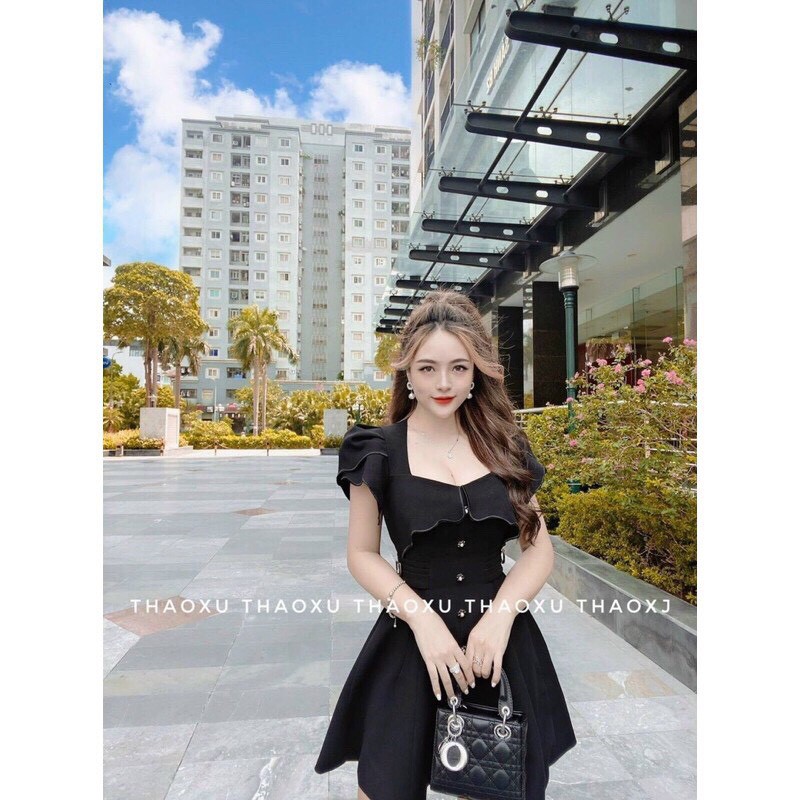 Đầm Đen Xoè Phối Bèo Đính Nút Trước Ngực - Mặc xinh như hotgirl