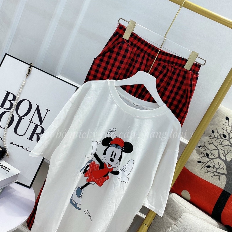 Set Bộ Áo Phông Trắng Mickey Và Quần Dài Kẻ Caro Màu Đỏ