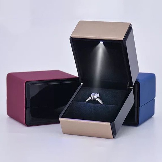 Hộp Đựng Trang Sức Có Đèn Led Cao Cấp