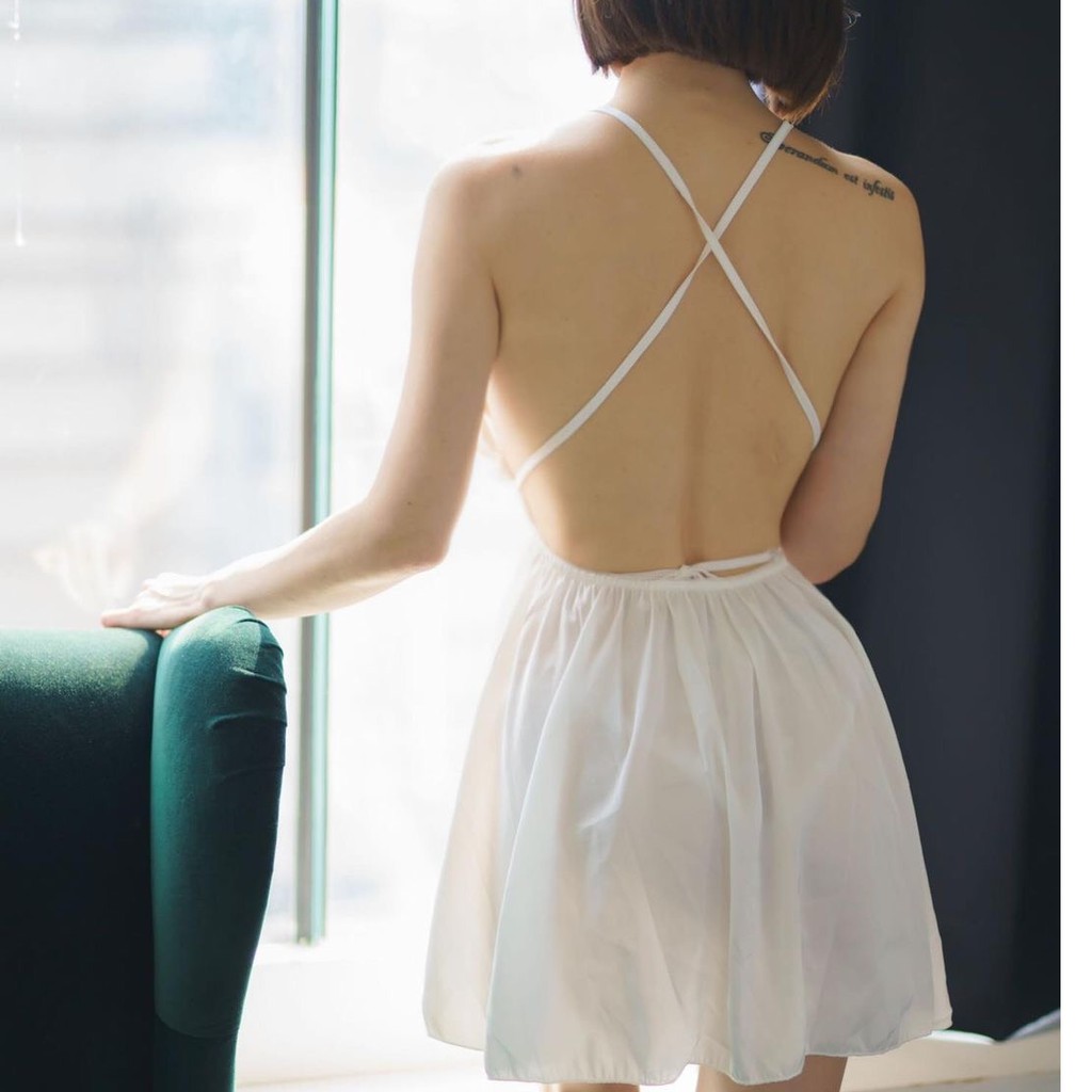 Váy ngủ lụa hở lưng cổ V nhúng bèo có dây thắt nơ gợi cảm (màu trắng)
