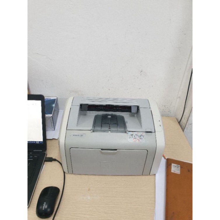 Máy in HP 1020 cũ. Hình thức máy nhỏ gọn . Hộp mực to in được 1500 trang mấy phải đổ mực