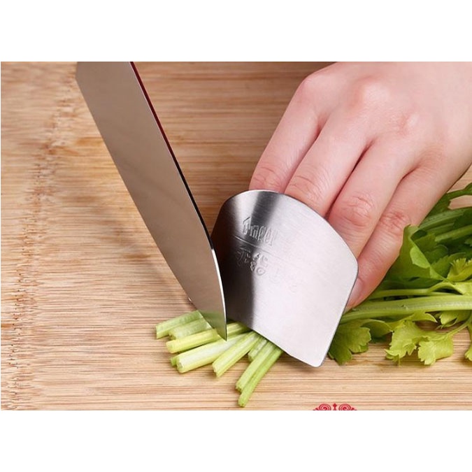 Dụng cụ/Miếng inox xỏ ngón bảo vệ ngón tay khi cắt thái rau củ các loại