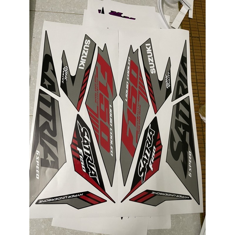 Tem rời Satria 150 đỏ dán xe đen - mẫu 2021