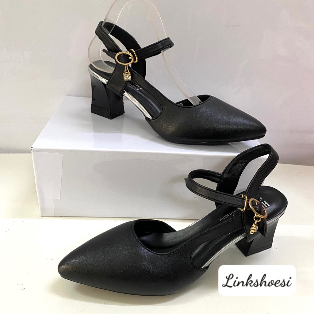 Giày sandan bít mũi kiểu dáng thời trang có đính hạt xoàn 2 màu đen trắng mã sản phẩm TT215