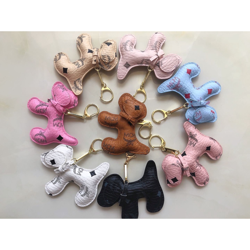 Móc khóa hình chú chó in logo MCM dễ thương