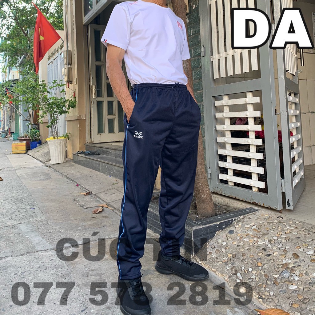 QUẦN THỂ THAO DÀI, 1 SỌC, CÓ 2 TÚI KHÓA KÉO. CÚC TIN.