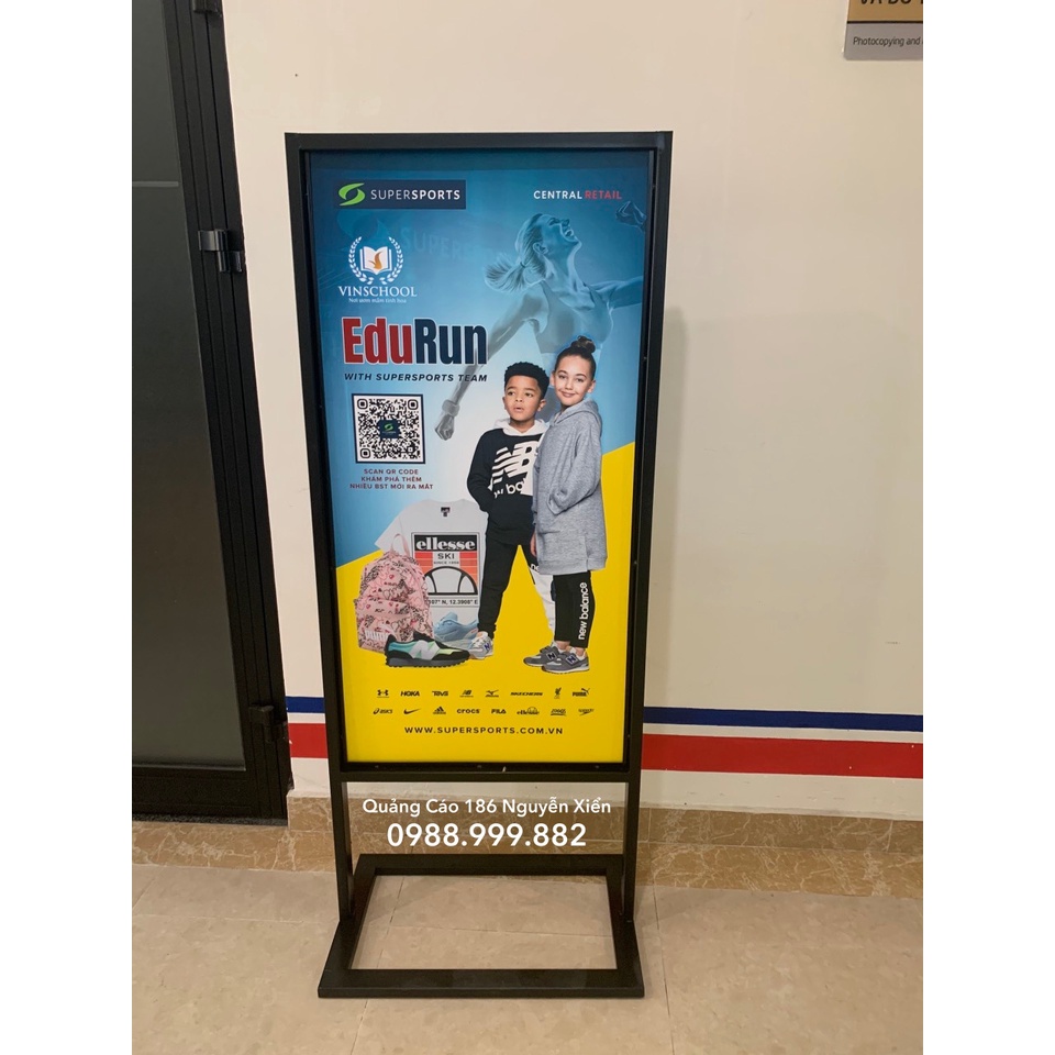 Standee chân sắt để ngoài trời, kích thước 1,8x0,8m / 1,6m x 0,6m. Nhận đặt hàng theo yêu cầu.