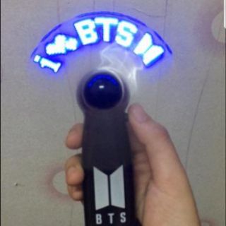 Quạt pin BTS có đèn như hình