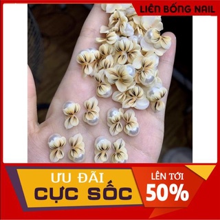 Hoa ôm ngọc móng úp